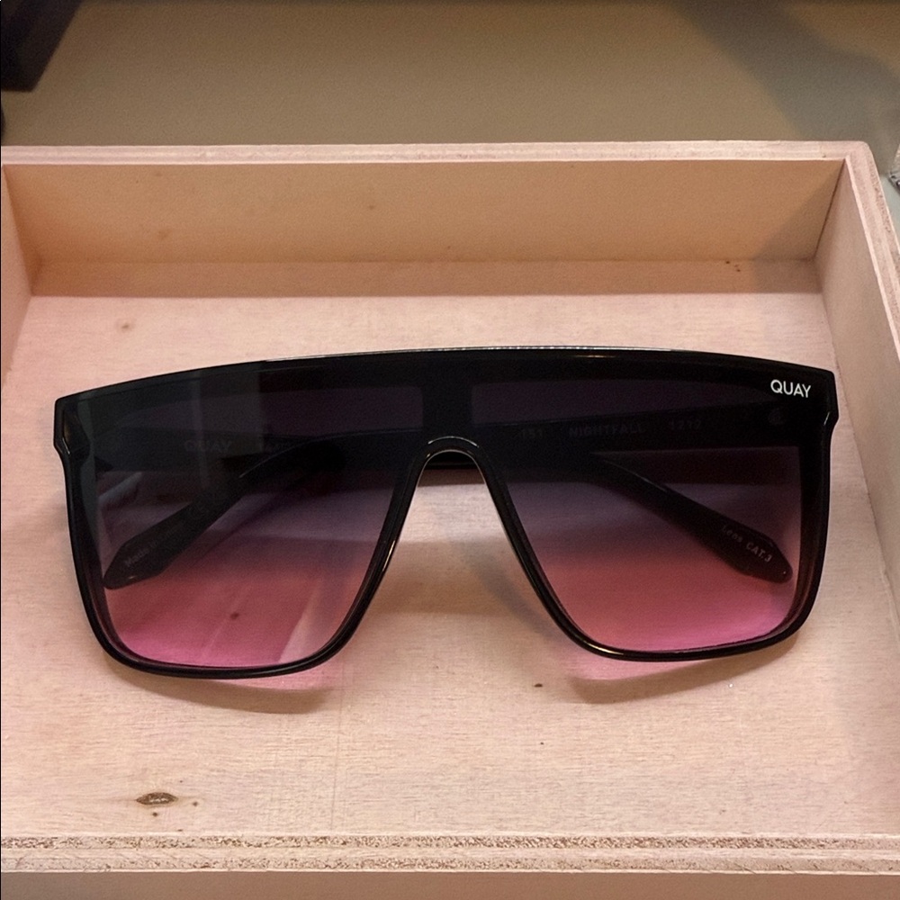 Quay Australia x Paris Hilton Nightfall black and pink fade